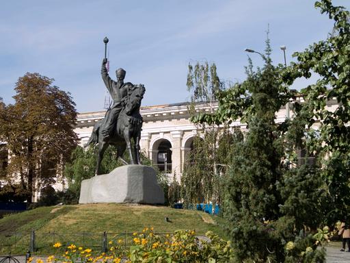 Sahajdatschny-Denkmal auf dem Kontraktowa-Platz im Stadteil Podil in Kiew. Der Platz ist einer der ältesten Kiews. Die Statue zeigt Petro Konaschewitsch-Sahajdatschny (ukr. Петро Конашевич Сагайдачний, pol. Piotr Konaszewicz-Sahajdaczny); *1570 in Kulchyntsi, damals Königreich Polen, heute Ukraine; † 20. März 1622 in Kiew. Er war ein ukrainischer Militärführer, Politiker und Ataman der Saporoger Kosaken in den Jahren 1614–1622.
Petro Sahajdatschny nahm mit seinen Kosaken an der Seite Polen-Litauens am Krieg gegen das Osmanische Reich teil, was wesentlich zum Erfolg der Abwehr türkischer Aggression beitrug. Sahajdatschny-Denkmal auf dem Kontraktowa-Platz im Stadteil Podil in Kiew. Der Platz ist einer der ältesten Kiews. Die Statue zeigt Petro Konaschewitsch-Sahajdatschny (ukr. Петро Конашевич Сагайдачний, pol. Piotr Konaszewicz-Sahajdaczny); *1570 in Kulchyntsi, damals Königreich Polen, heute Ukraine; † 20. März 1622 in Kiew. Er war ein ukrainischer Militärführer, Politiker und Ataman der Saporoger Kosaken in den Jahren 1614–1622.
Petro Sahajdatschny nahm mit seinen Kosaken an der Seite Polen-Litauens am Krieg gegen das Osmanische Reich teil, was wesentlich zum Erfolg der Abwehr türkischer Aggression beitrug.