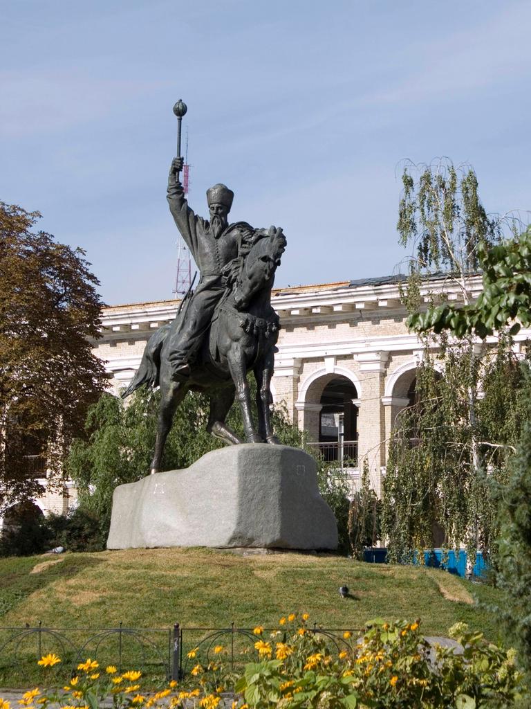 Sahajdatschny-Denkmal auf dem Kontraktowa-Platz im Stadteil Podil in Kiew. Der Platz ist einer der ältesten Kiews. Die Statue zeigt Petro Konaschewitsch-Sahajdatschny (ukr. Петро Конашевич Сагайдачний, pol. Piotr Konaszewicz-Sahajdaczny); *1570 in Kulchyntsi, damals Königreich Polen, heute Ukraine; † 20. März 1622 in Kiew. Er war ein ukrainischer Militärführer, Politiker und Ataman der Saporoger Kosaken in den Jahren 1614–1622.
Petro Sahajdatschny nahm mit seinen Kosaken an der Seite Polen-Litauens am Krieg gegen das Osmanische Reich teil, was wesentlich zum Erfolg der Abwehr türkischer Aggression beitrug. Sahajdatschny-Denkmal auf dem Kontraktowa-Platz im Stadteil Podil in Kiew. Der Platz ist einer der ältesten Kiews. Die Statue zeigt Petro Konaschewitsch-Sahajdatschny (ukr. Петро Конашевич Сагайдачний, pol. Piotr Konaszewicz-Sahajdaczny); *1570 in Kulchyntsi, damals Königreich Polen, heute Ukraine; † 20. März 1622 in Kiew. Er war ein ukrainischer Militärführer, Politiker und Ataman der Saporoger Kosaken in den Jahren 1614–1622.
Petro Sahajdatschny nahm mit seinen Kosaken an der Seite Polen-Litauens am Krieg gegen das Osmanische Reich teil, was wesentlich zum Erfolg der Abwehr türkischer Aggression beitrug.
