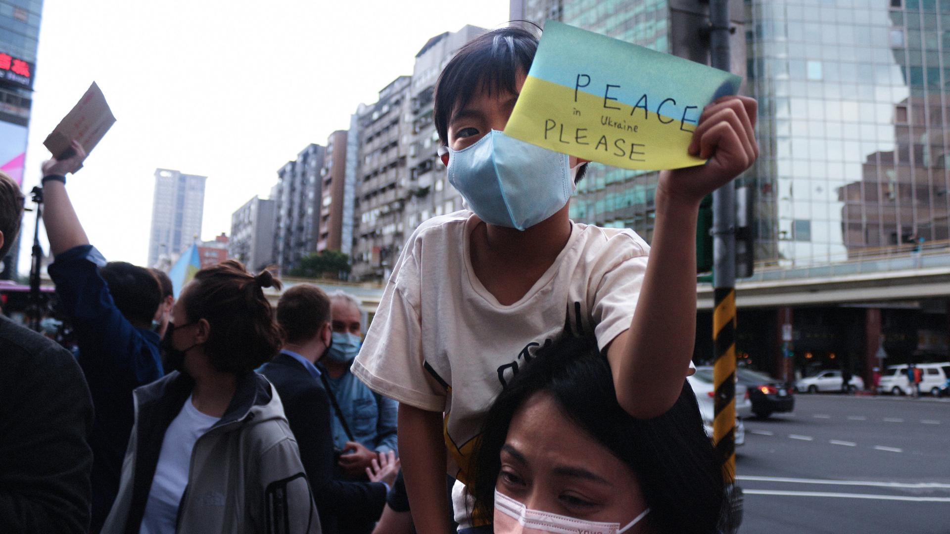 "Bitte Frieden in der Ukraine" - Protestierende gegen Russlands Angriffskrieg am 26. Februar 2022 in Taipeh "Bitte Frieden in der Ukraine" - Protestierende gegen Russlands Angriffskrieg am 26. Februar 2022 in Taipeh