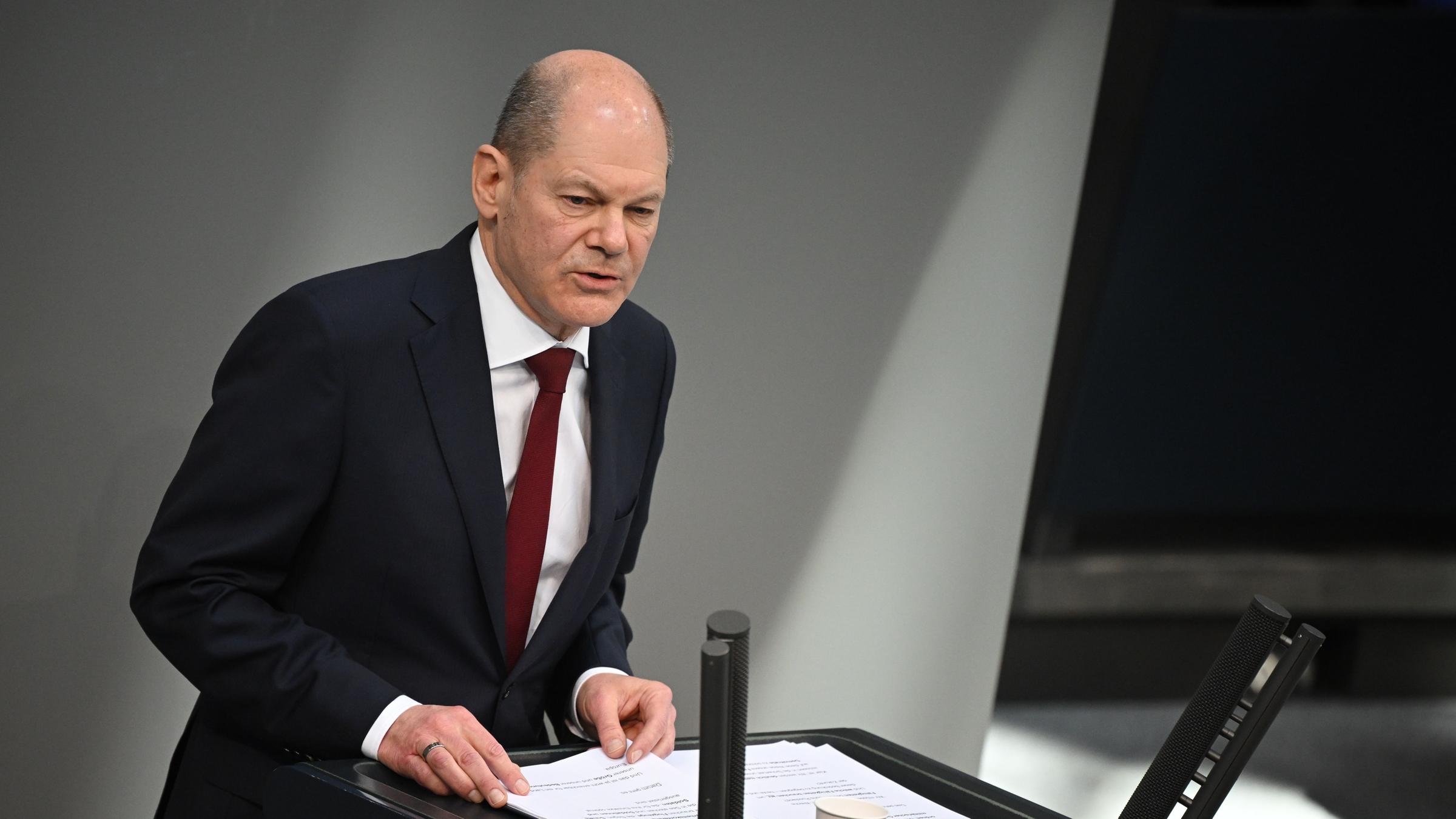 27. Februar 2022: Bundeskanzler Olaf Scholz gibt zu Beginn der Sondersitzung des Bundestags zum Krieg in der Ukraine eine Regierungserklärung ab.