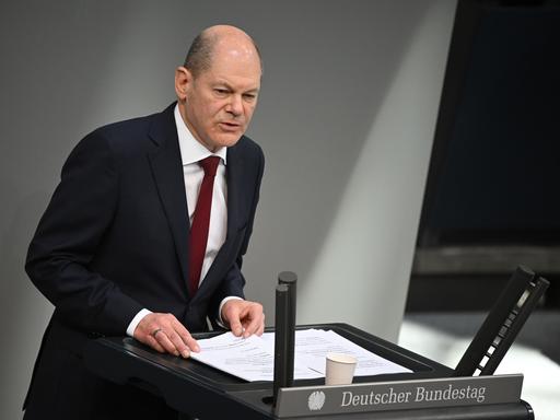 27. Februar 2022: Bundeskanzler Olaf Scholz gibt zu Beginn der Sondersitzung des Bundestags zum Krieg in der Ukraine eine Regierungserklärung ab.