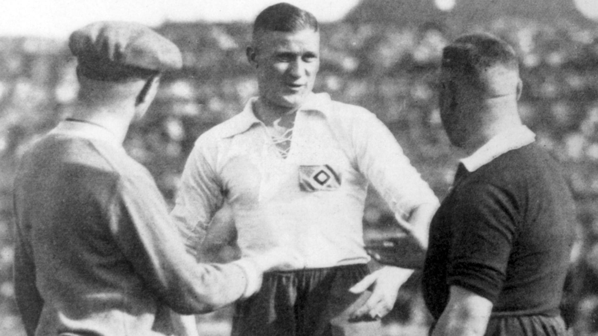 Otto Harder (Mitte) vom Hamburger SV vor dem Endspiel um die Deutsche Meisterschaft 1. FC Nürnberg gegen Hamburger SV (2:0) am 09.06.1924 in Berlin. Otto Harder (Mitte) vom Hamburger SV vor dem Endspiel um die Deutsche Meisterschaft 1. FC Nürnberg gegen Hamburger SV (2:0) am 09.06.1924 in Berlin.