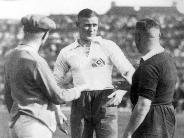 Otto Harder (Mitte) vom Hamburger SV vor dem Endspiel um die Deutsche Meisterschaft 1. FC Nürnberg gegen Hamburger SV (2:0) am 09.06.1924 in Berlin.