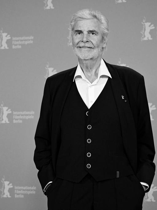 Peter Simonischek , Schauspieler, steht zum Photo-Termin des Films "Der vermessene Mensch" (Measures of Men), der in der Sektion Berlinale Special der Berlinale im Februar lief.