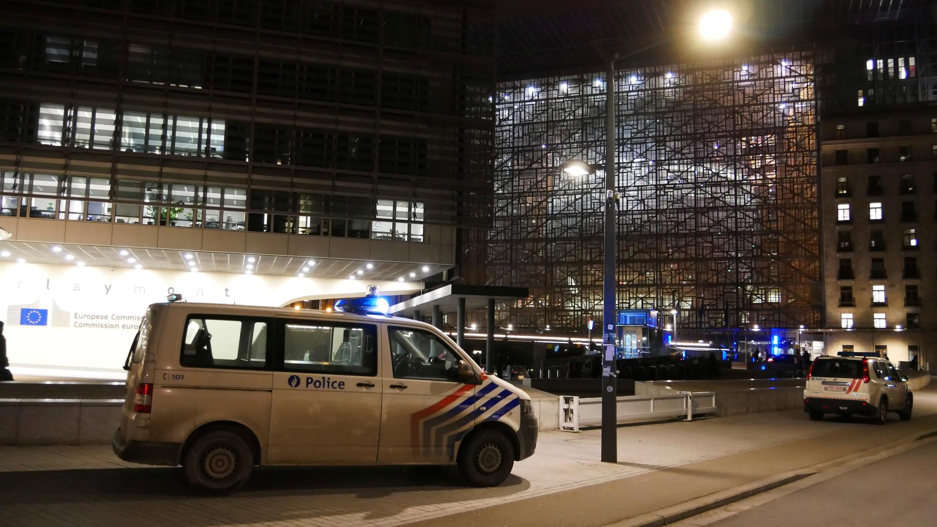 Das Foto zeigt Polizeiautos in der Nähe einer Metrostation im Brüssler Europaviertel.