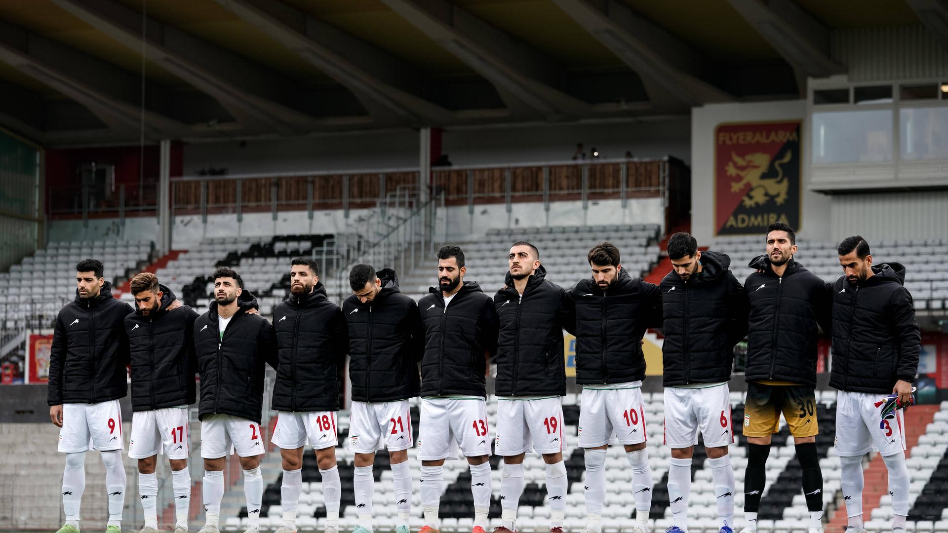 Die iranische Fußball-Nationalmannschaft drückt ihren Protest gegen das Regime in schwarzen Trainingsjacken bei der Nationalhymne aus. Die iranische Fußball-Nationalmannschaft drückt ihren Protest gegen das Regime in schwarzen Trainingsjacken bei der Nationalhymne aus.