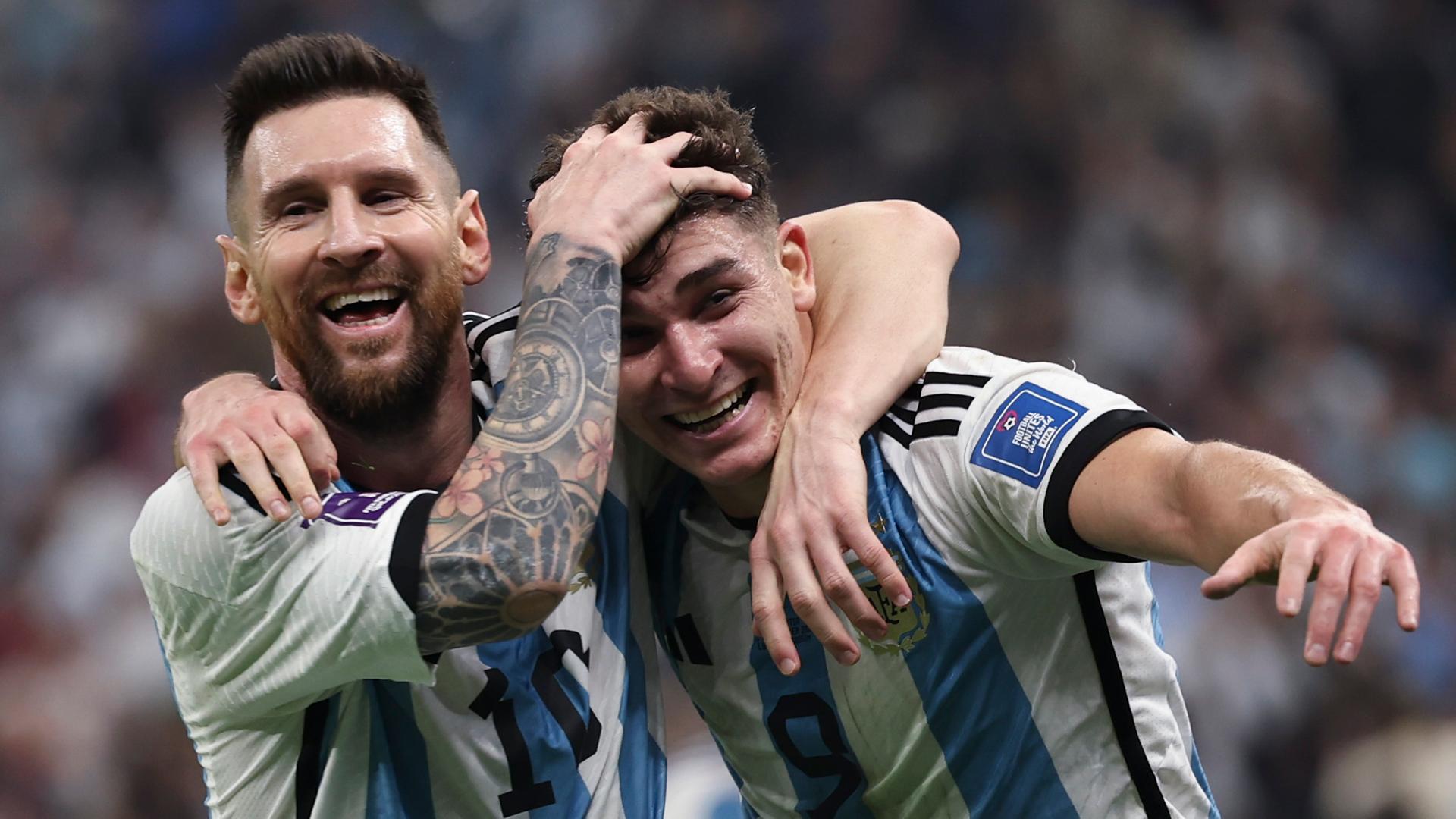 Lionel Messi und Julian Alvarez jubeln über das 2:0 im Halb-Finale. Lionel Messi und Julian Alvarez jubeln über das 2:0 im Halb-Finale.