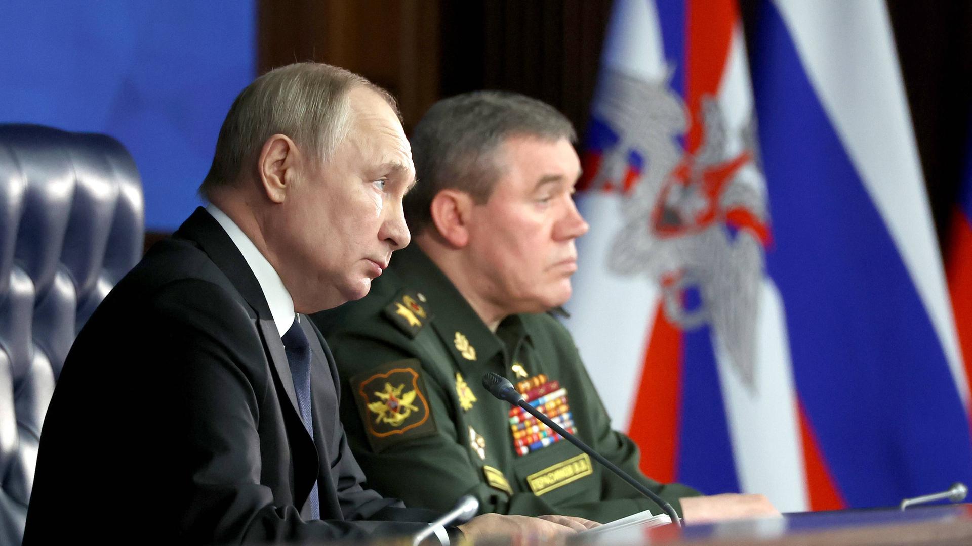 Russlands Präsident Wladimir Putin und Generalstabschef Waleri Gerassimow sitzen nebeneinander 