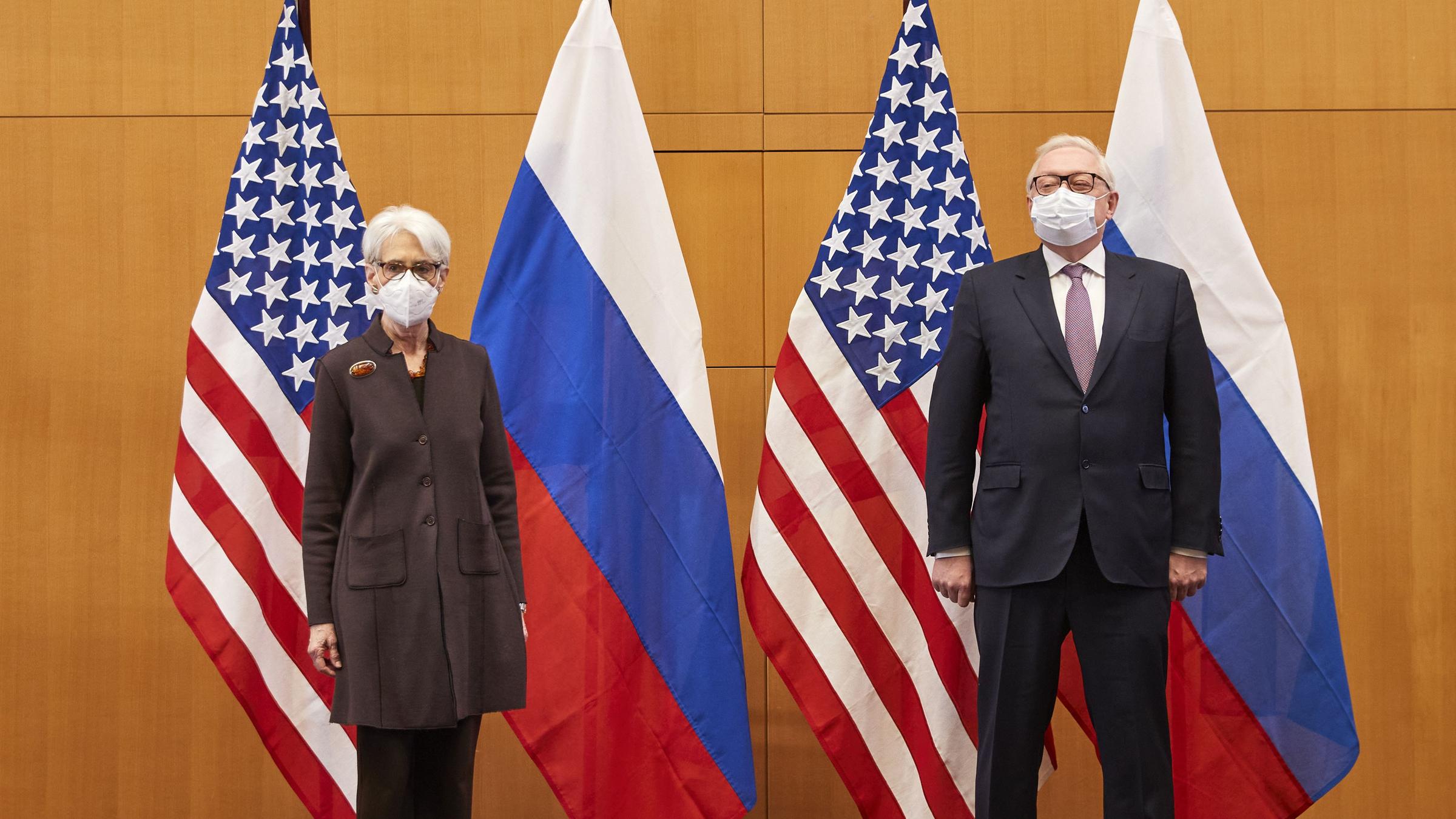 Schweiz, Genf: Wendy Sherman, Vizeaußenministerin der USA, und Sergej Rjabkow, Vizeaußenminister von Russland, stehen bei einem bilateralen Treffen zwischen Russland und den USA nebeneinander.