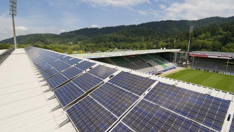 Solarzellen auf dem Dreisamstadion in Freiburg.