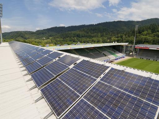 Solarzellen auf dem Dreisamstadion in Freiburg.