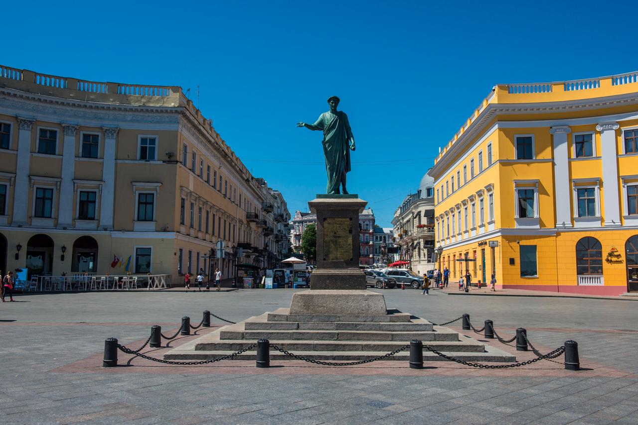 Blick auf den Primorsky Boulevard, an der Spitze der Potemkinschen Treppe in der ukrainischen Hafenstadt Odessa. Blick auf den Primorsky Boulevard, an der Spitze der Potemkinschen Treppe in der ukrainischen Hafenstadt Odessa.
