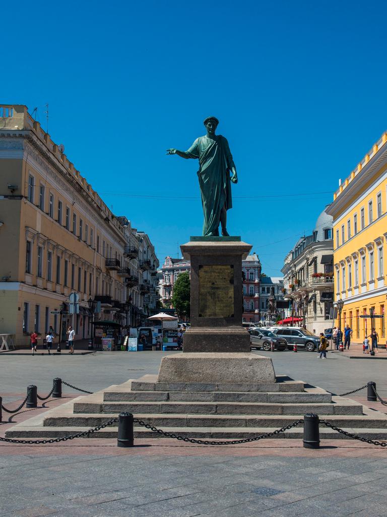 Blick auf den Primorsky Boulevard, an der Spitze der Potemkinschen Treppe in der ukrainischen Hafenstadt Odessa. Blick auf den Primorsky Boulevard, an der Spitze der Potemkinschen Treppe in der ukrainischen Hafenstadt Odessa.
