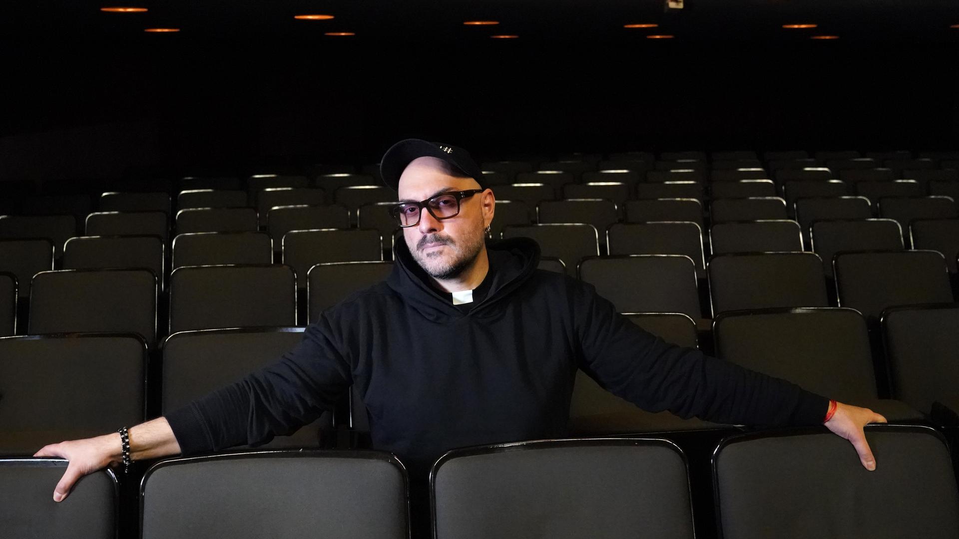 Der russische Regisseur Kirill Serebrennikow sitzt in einer Proben-Pause im Thalia Theater im Zuschauerraum, 10.01.2022. Der russische Regisseur Kirill Serebrennikow sitzt in einer Proben-Pause im Thalia Theater im Zuschauerraum, 10.01.2022.