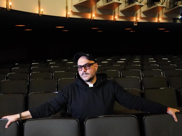 Der russische Regisseur Kirill Serebrennikow sitzt in einer Proben-Pause im Thalia Theater im Zuschauerraum, 10.01.2022.