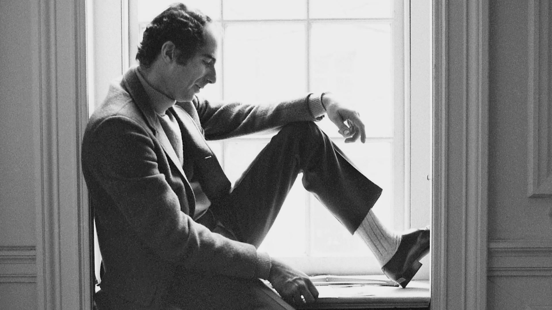 Porträt des amerikanischen Schriftstellers Philip Roth, nachdenklich an einem Fenster sitzend in Newark, New Jersey, 1968.
