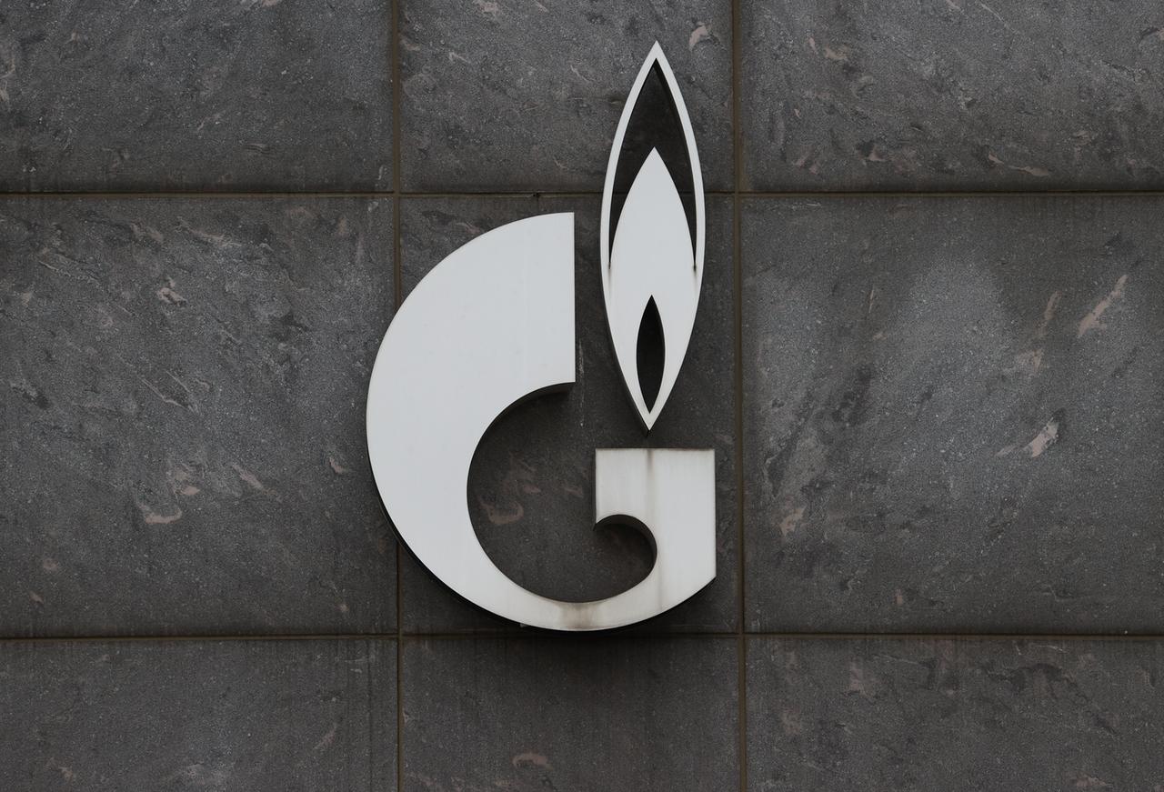 Das Logo des russischen Energiekonzerns Gazprom in der Nowotscherjomuschkinskaja Straße in Moskau Das Logo des russischen Energiekonzerns Gazprom in der Nowotscherjomuschkinskaja Straße in Moskau
