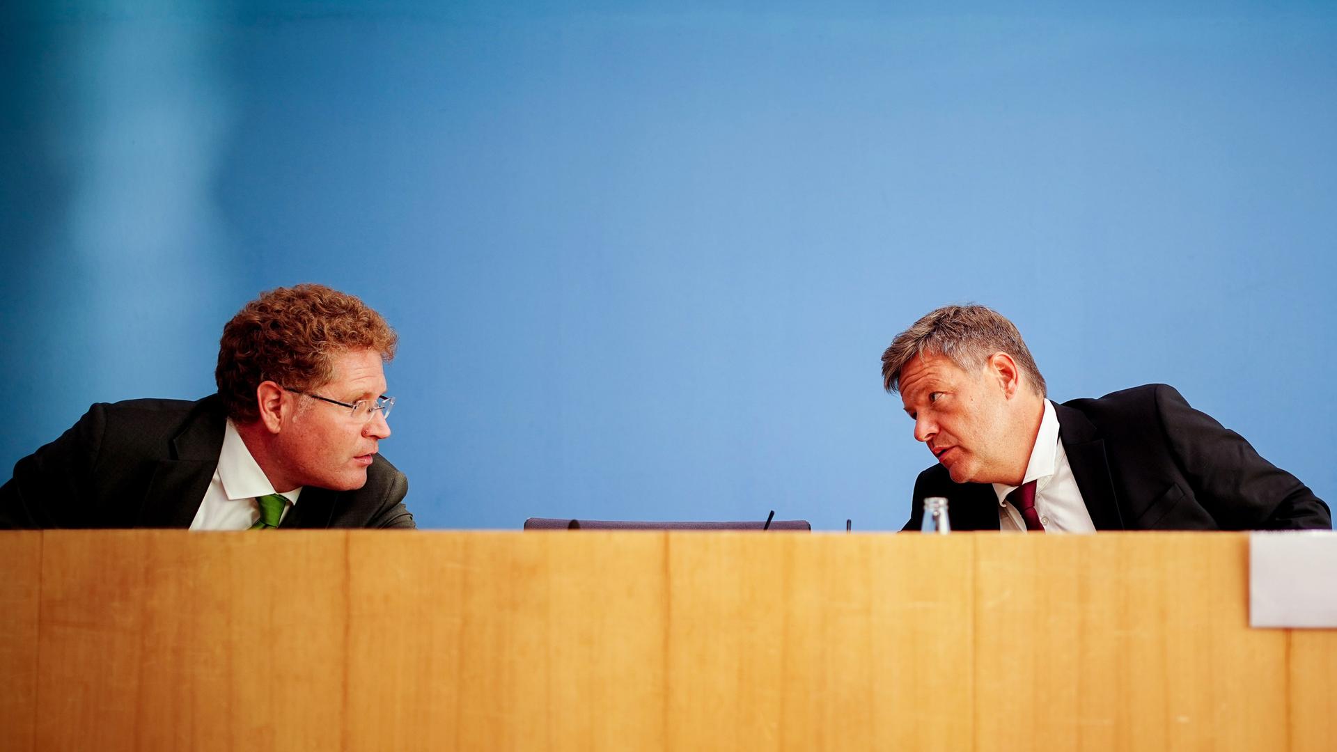 Robert Habeck (Bündnis 90/Die Grünen, r), Bundesminister für Wirtschaft und Klimaschutz (BMWK), und Patrick Graichen, Staatssekretär im BMWK sprechen miteinander. Hack beugt sich zu Graichen. Robert Habeck (Bündnis 90/Die Grünen, r), Bundesminister für Wirtschaft und Klimaschutz (BMWK), und Patrick Graichen, Staatssekretär im BMWK sprechen miteinander. Hack beugt sich zu Graichen.