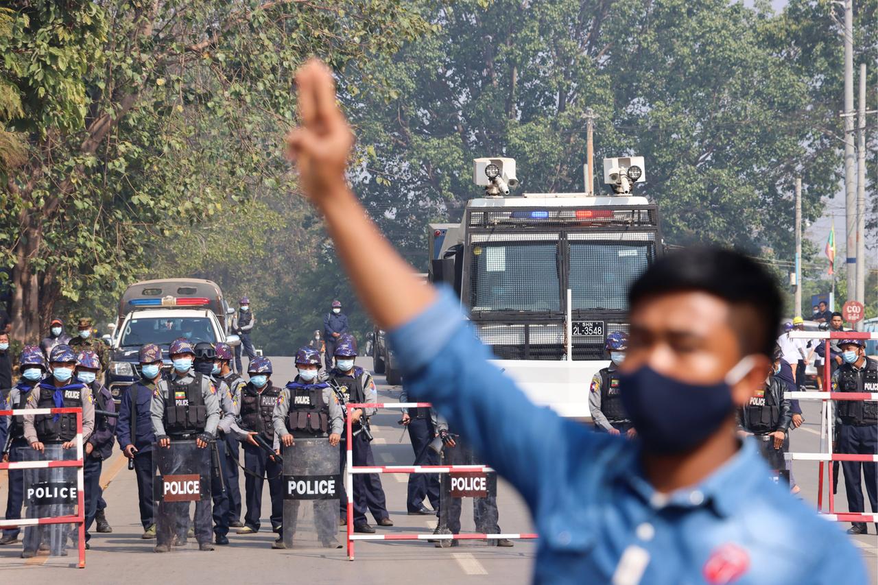 Ein junger Mann zeigt drei Finger des Protests in der Stadt Lashio im Februar 2021. Ein junger Mann zeigt drei Finger des Protests in der Stadt Lashio im Februar 2021.