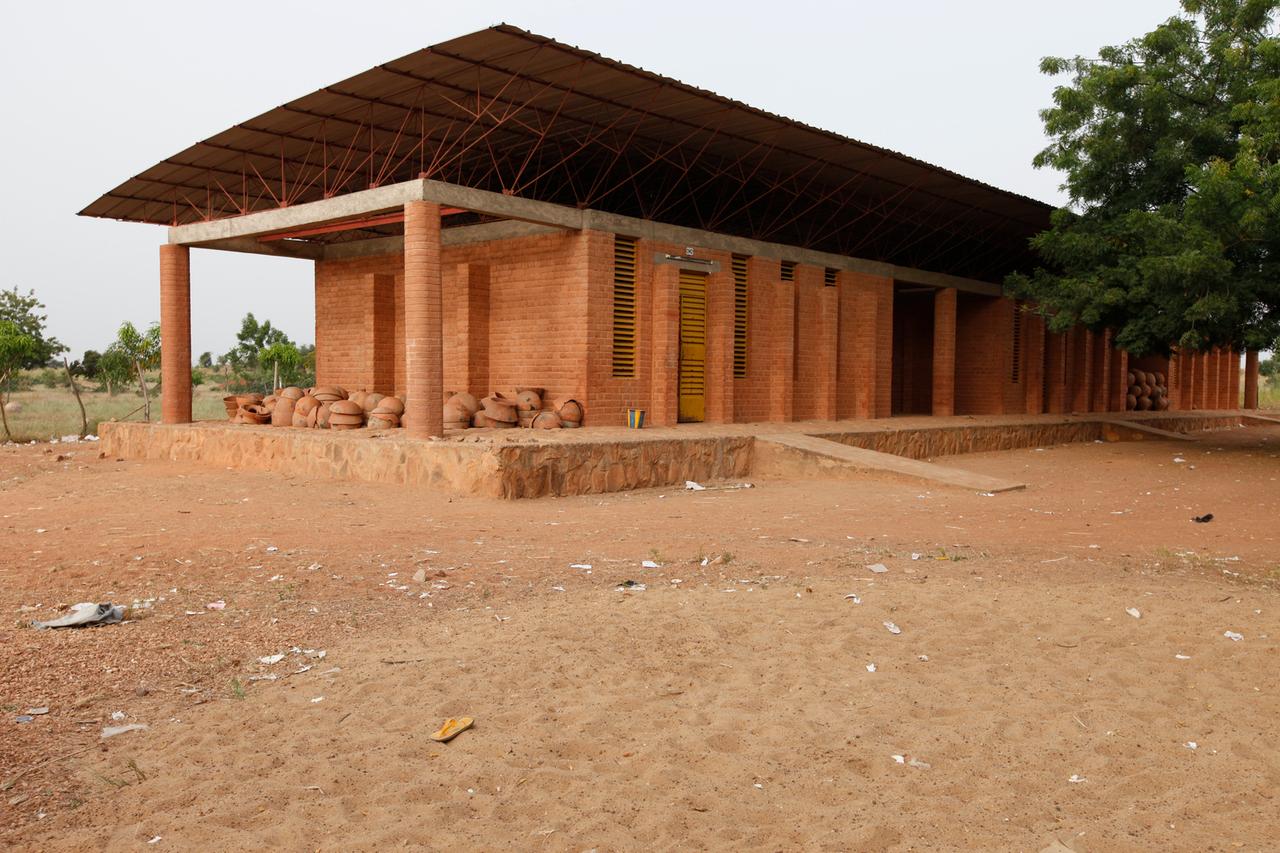 Ein Schulgebäude in Burkina Faso mit aufgeständertem Dach. Ein Schulgebäude in Burkina Faso mit aufgeständertem Dach.