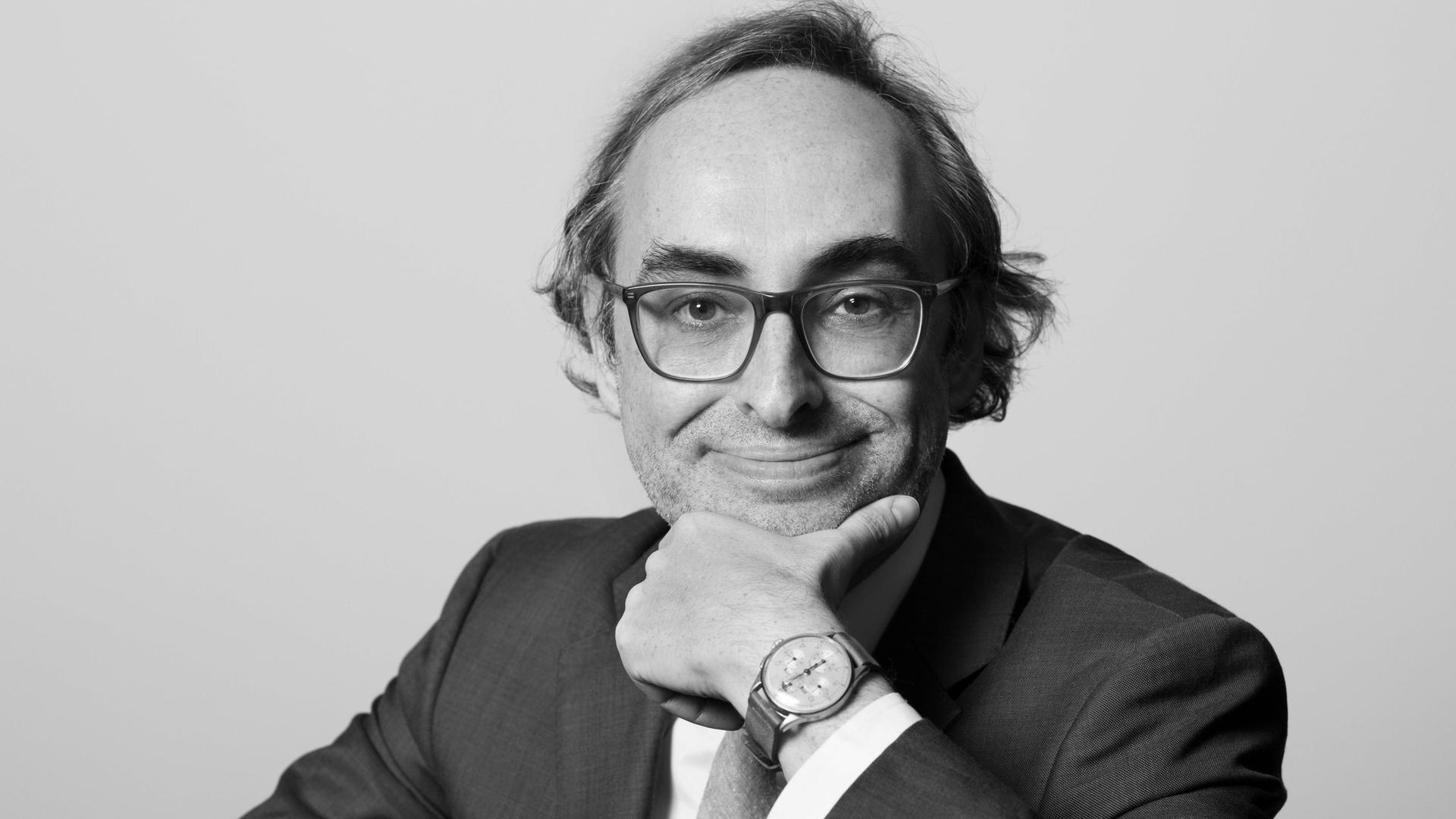 Schwarz-Weiß-Porträtfoto des US-amerikanischen Schriftstellers Gary Shteyngart Schwarz-Weiß-Porträtfoto des US-amerikanischen Schriftstellers Gary Shteyngart