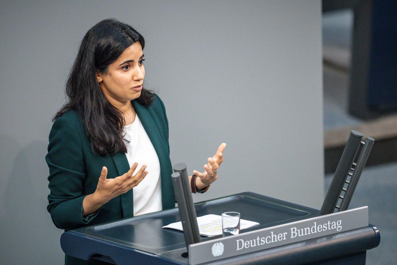 Misbah Khan (Bündnis90/Die Grünen) spricht im Plenarsaal im Deutschen Bundestag. Misbah Khan (Bündnis90/Die Grünen) spricht im Plenarsaal im Deutschen Bundestag.