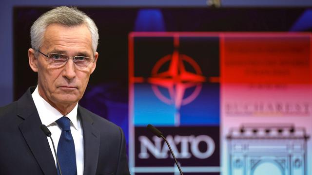 Nato-Generalsekretär Stoltenberg spricht auf einer Pressekonferenz in Brüssel vor dem Treffen der Nato-Außenminister in Bukarest, Rumänien. 