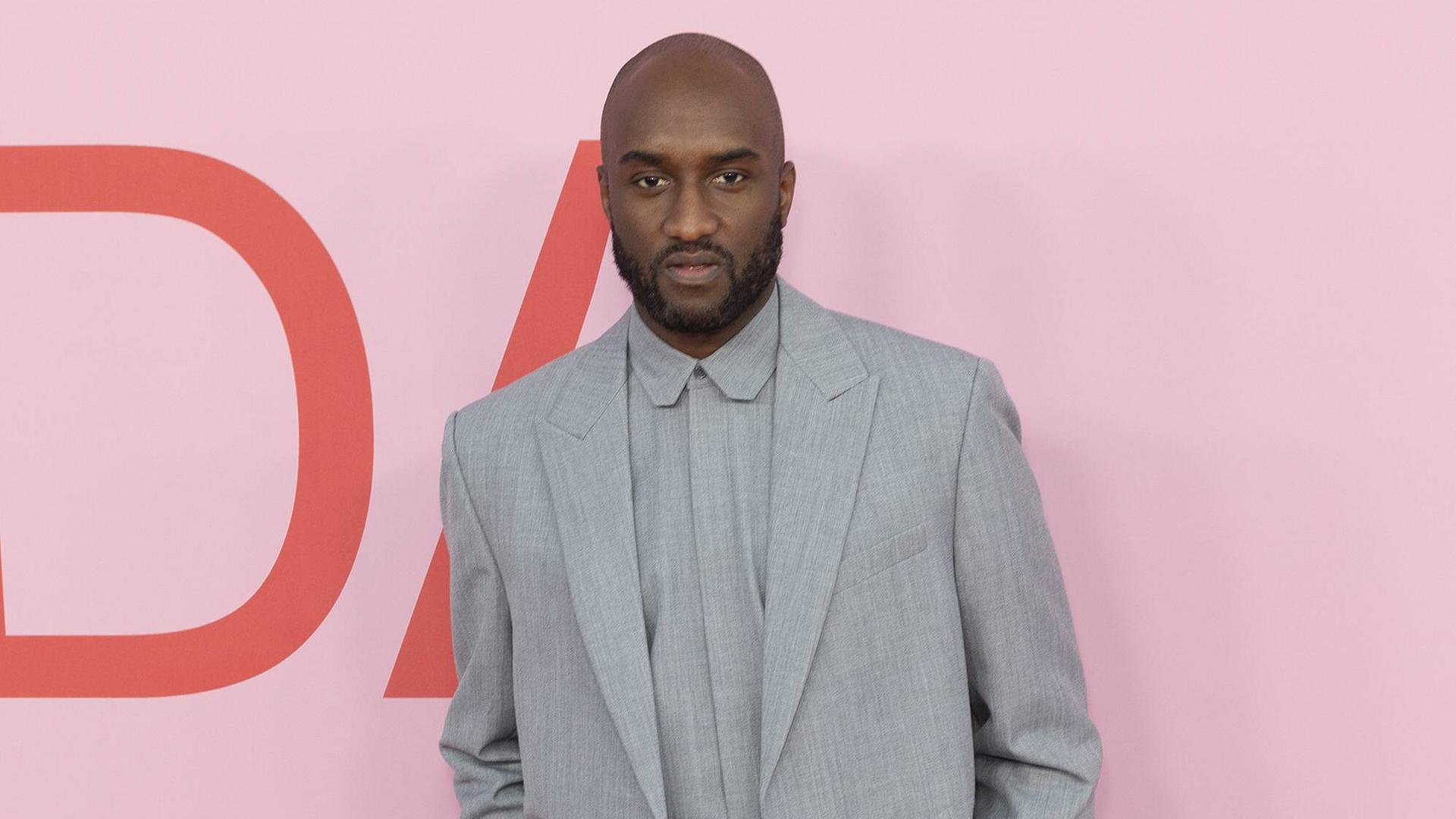 Virgil Abloh. Ein modisch gekleideter junger Mann mit Bart schaut die Kamera. Virgil Abloh. Ein modisch gekleideter junger Mann mit Bart schaut die Kamera.