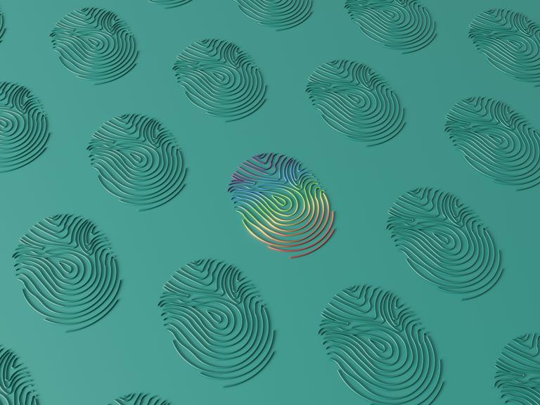 3D-Rendering mehrerer Fingerabdrücke auf einer türkisfarbenen Oberfläche. Der mittlere Abdruck changiert in den Regenbogenfarben.