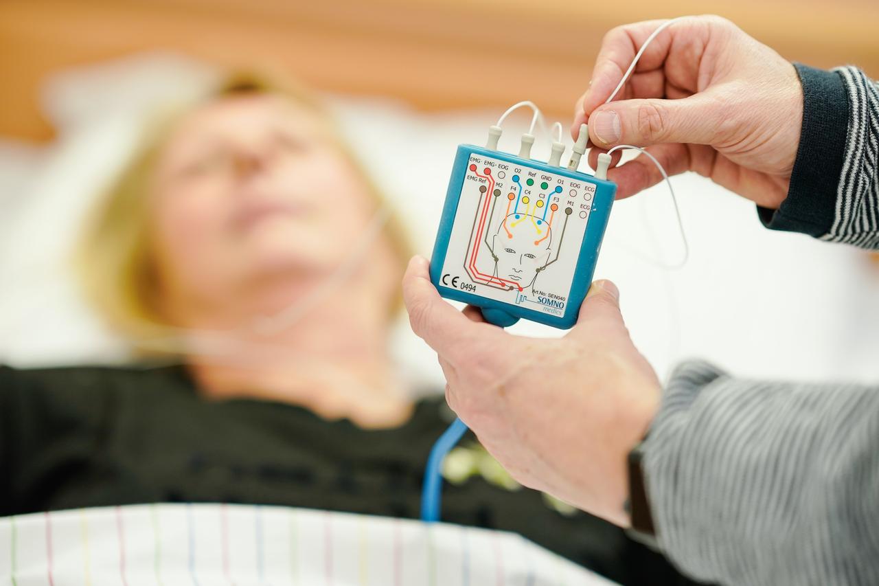 Im Schlafzentrum Klingenmünster: Einer Frau werden Elektroden am Kopf befestigt. Im Schlafzentrum Klingenmünster: Einer Frau werden Elektroden am Kopf befestigt.