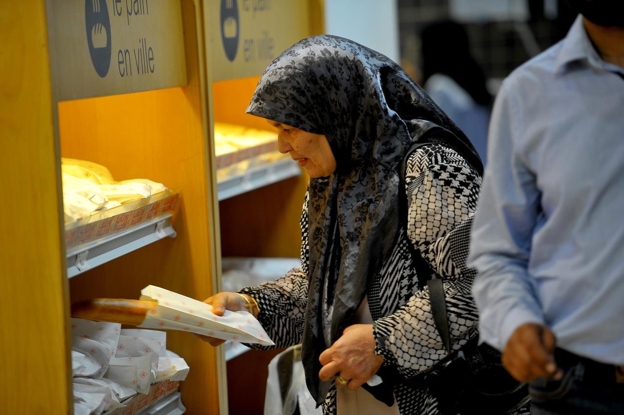 Eine Frau kauft Brot in einem Supermarkt in Tunesien. Eine Frau kauft Brot in einem Supermarkt in Tunesien.