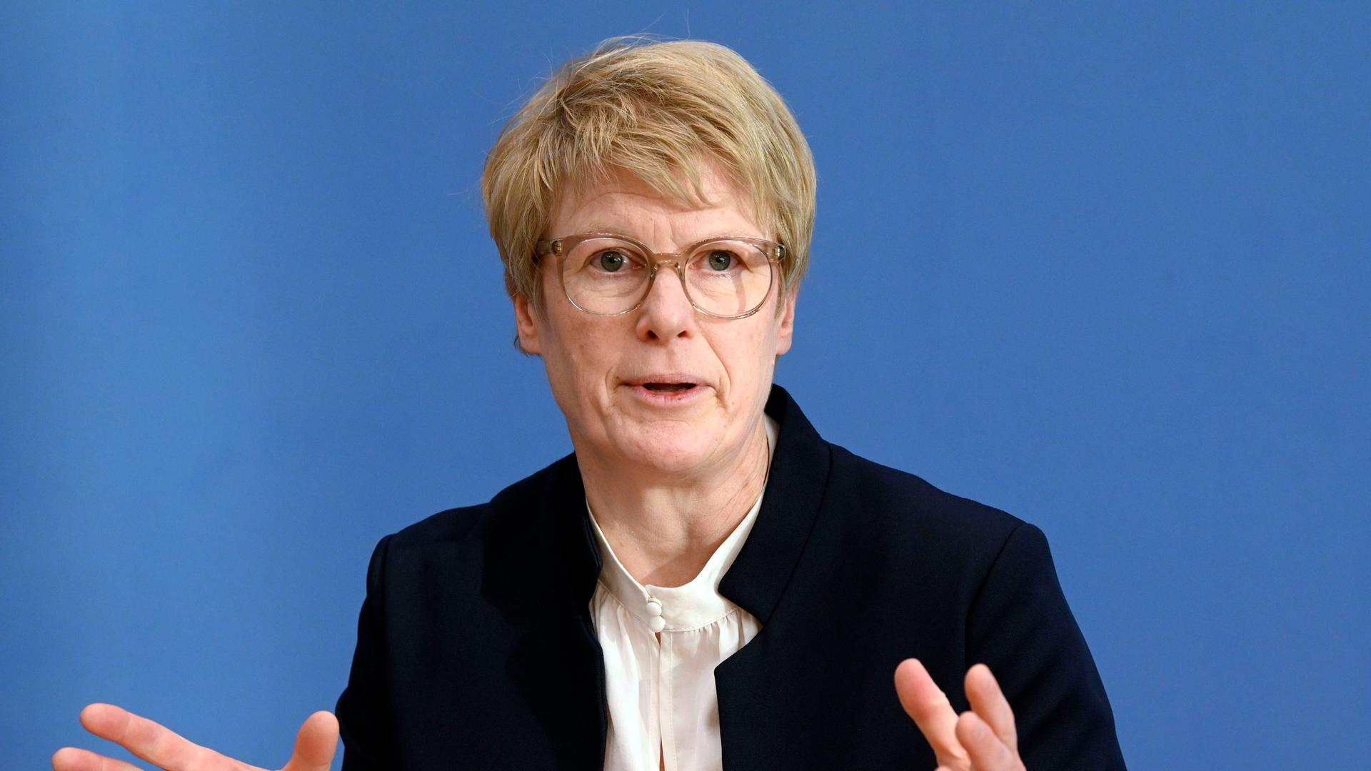 Veronika Grimm spricht bei der Bundespressekonferenz Vorstellung des Jahresgutachtens 2022/23 in Berlin. Veronika Grimm spricht bei der Bundespressekonferenz Vorstellung des Jahresgutachtens 2022/23 in Berlin.
