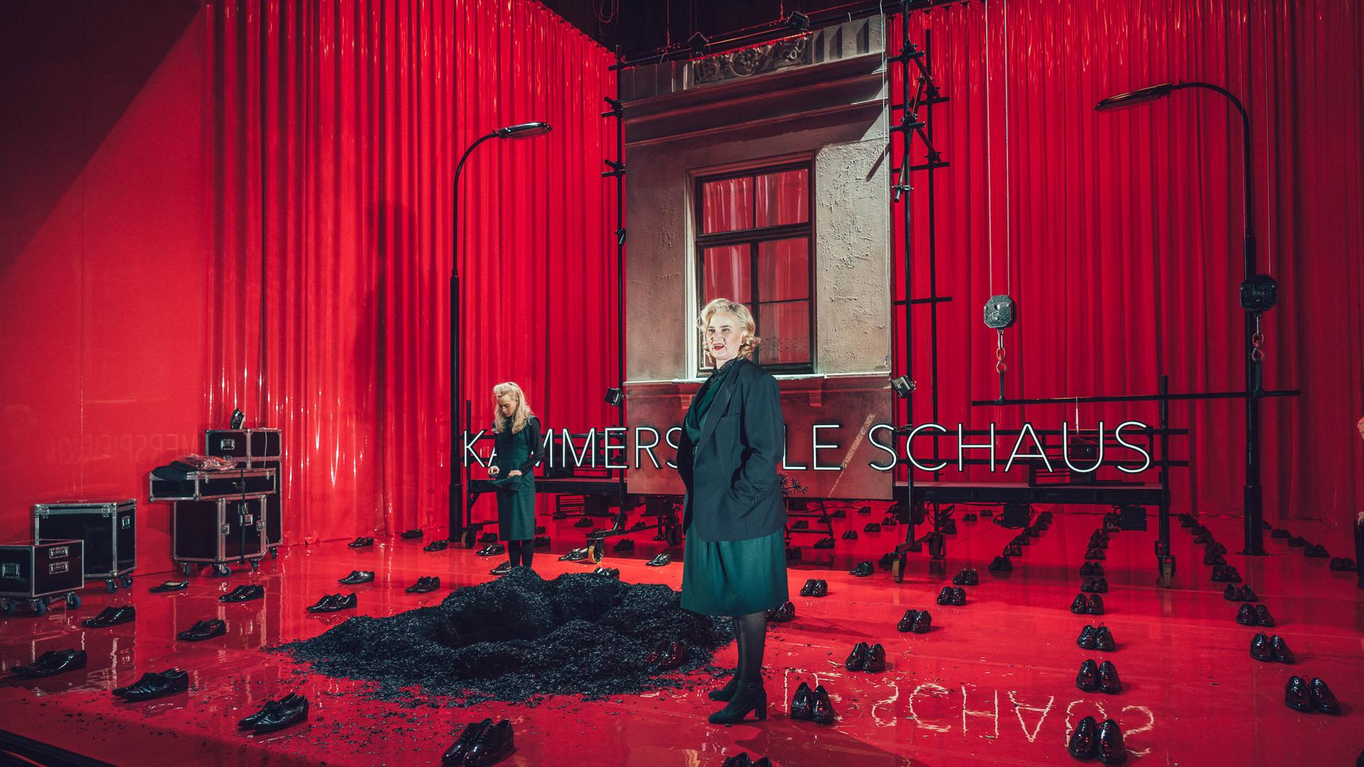 Foto von der Inszenierung:
Katharina Bach und Annette Paulmann auf der Bühne. Foto von der Inszenierung:
Katharina Bach und Annette Paulmann auf der Bühne.