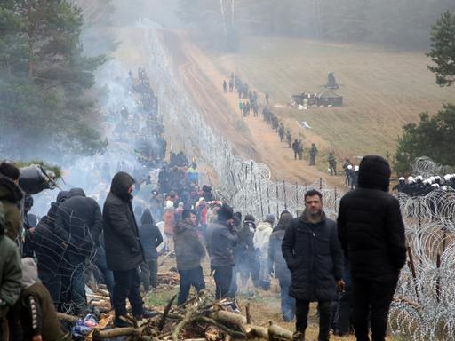 Flüchtlinge an der Grenze zwischen Polen und Belarus