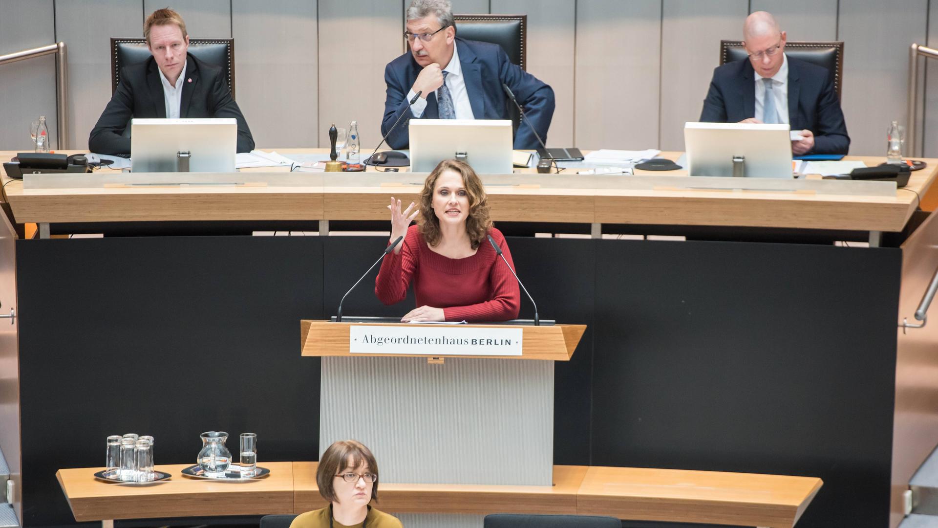Maja Lasić vor einigen Jahren bei der Aktuellen Stunde zur Schulsanierung im Berliner Abgeordnetenhaus, mittlerweile arbeitet Lasić als Lehrerin. Sie steht an einem Rednerpult und gestikuliert, im Hintergrund sind Herren an Rechnern zu sehen. Maja Lasić vor einigen Jahren bei der Aktuellen Stunde zur Schulsanierung im Berliner Abgeordnetenhaus, mittlerweile arbeitet Lasić als Lehrerin. Sie steht an einem Rednerpult und gestikuliert, im Hintergrund sind Herren an Rechnern zu sehen.