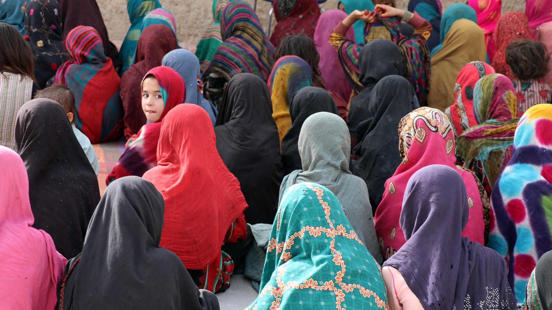 Kandahar, Afghanistan: Eine Gruppe von Mädchen wird von Frauen unterrichtet, die sich damit gegen die Regeln der Taliban stellen. Die Mädchen tragen alle eine Kopfbedeckung. Kandahar, Afghanistan: Eine Gruppe von Mädchen wird von Frauen unterrichtet, die sich damit gegen die Regeln der Taliban stellen. Die Mädchen tragen alle eine Kopfbedeckung.