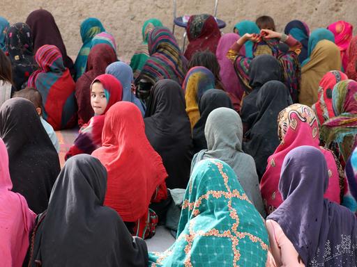 Kandahar, Afghanistan: Eine Gruppe von Mädchen wird von Frauen unterrichtet, die sich damit gegen die Regeln der Taliban stellen. Die Mädchen tragen alle eine Kopfbedeckung.