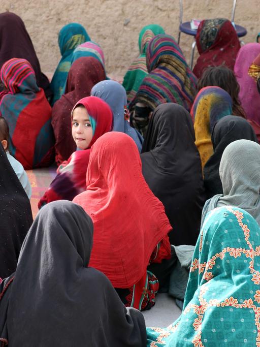 Kandahar, Afghanistan: Eine Gruppe von Mädchen wird von Frauen unterrichtet, die sich damit gegen die Regeln der Taliban stellen. Die Mädchen tragen alle eine Kopfbedeckung.