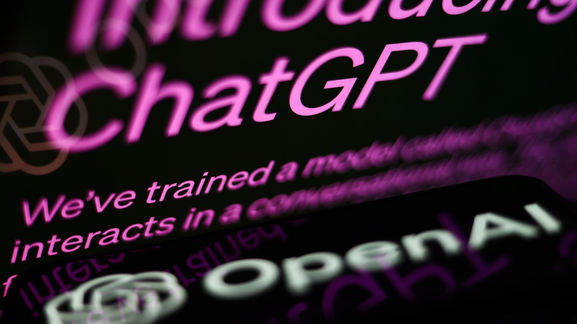 Die ChatGPT-Website ist auf dem Bildschirm eines Laptops und das OpenAI-Logo auf dem Bildschirm eines Telefons zusehen. Die ChatGPT-Website ist auf dem Bildschirm eines Laptops und das OpenAI-Logo auf dem Bildschirm eines Telefons zusehen.