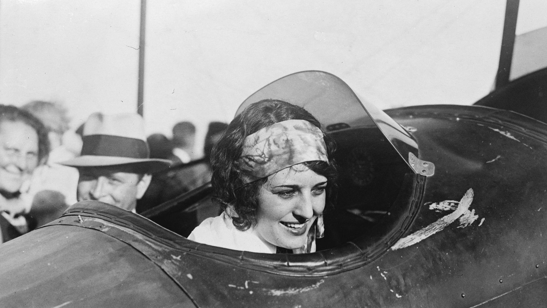 Flugpionierin Ruth Elder fotografiert im Oktober 1927,  kurz vor dem Start zu ihrem Versuch, über den Atlantik zu fliegen.