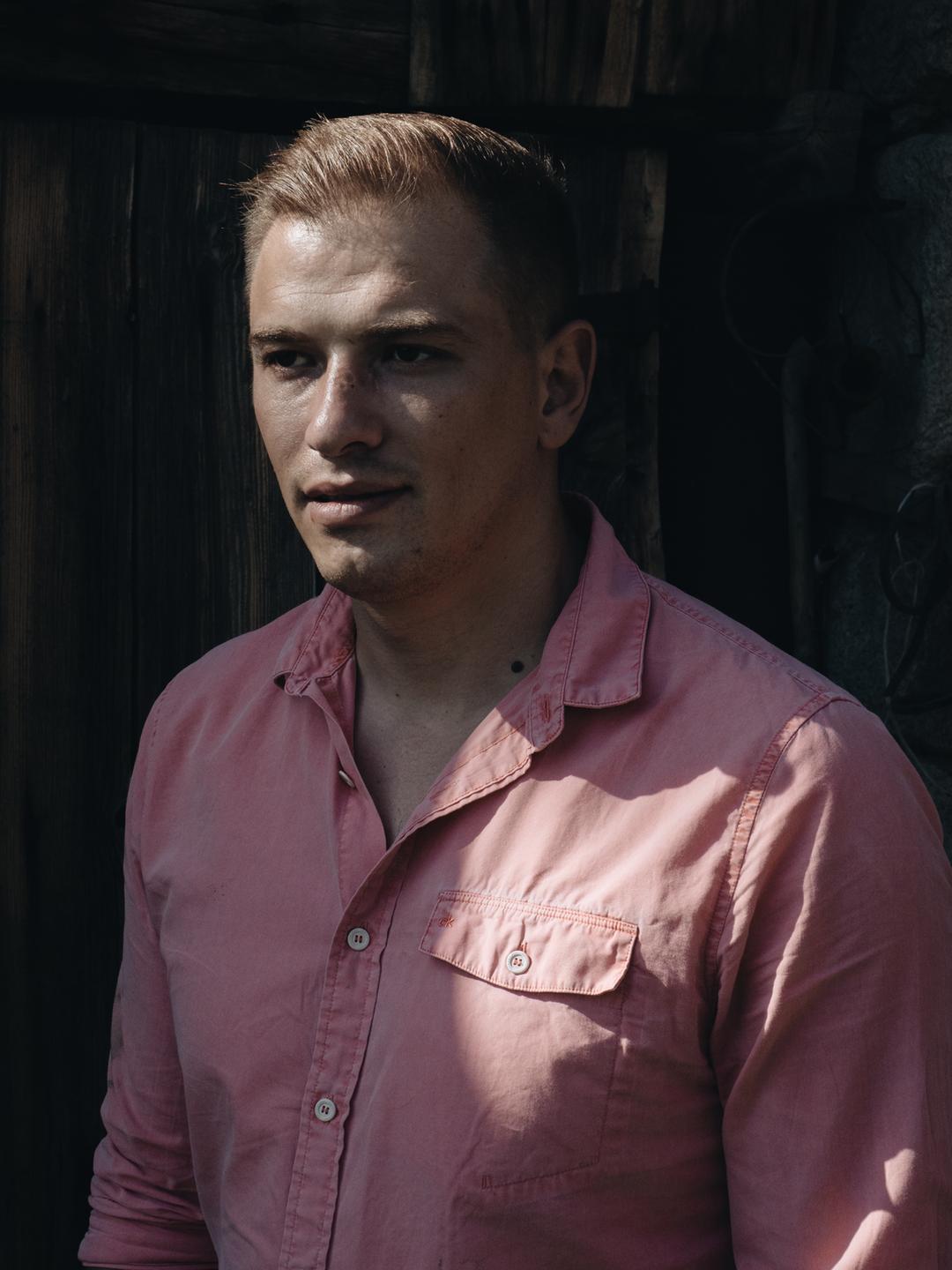 Porträt von Aleksandar Arsenijević in einem rosa Hemd