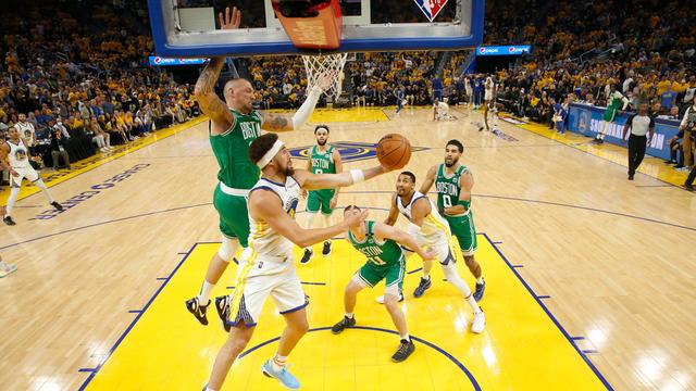NBA Finals Celtics Warriors Basketball, Daniel Theis springt unter dem Korb hoch, um zu verteidigen
