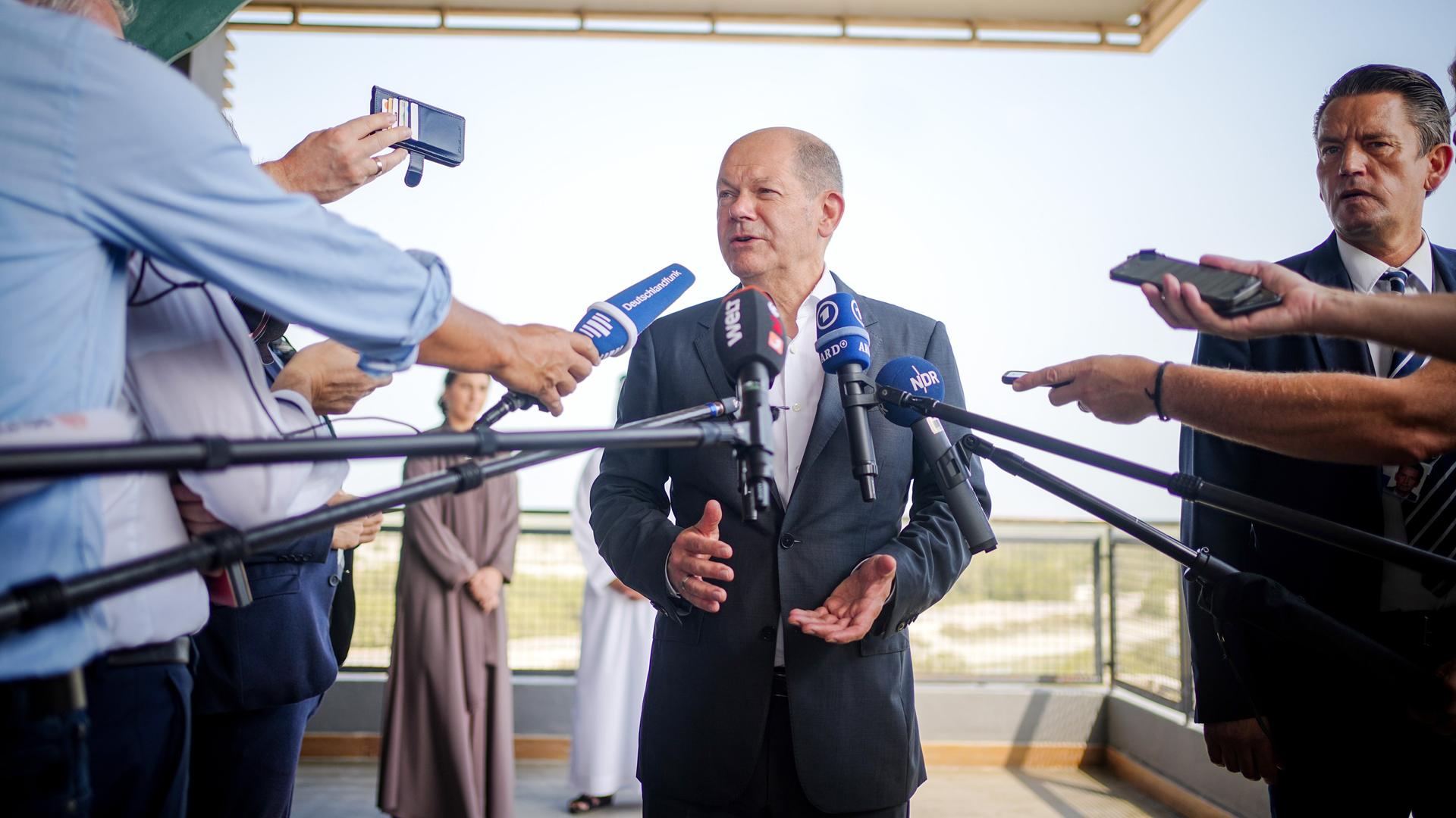 Bundeskanzler Olaf Scholz (SPD) gibt im Jubail Mangroven Park ein Pressestatement. Nach Saudi-Arabien besucht der Kanzler die Vereinigten Arabischen Emirate und Katar. Bundeskanzler Olaf Scholz (SPD) gibt im Jubail Mangroven Park ein Pressestatement. Nach Saudi-Arabien besucht der Kanzler die Vereinigten Arabischen Emirate und Katar.