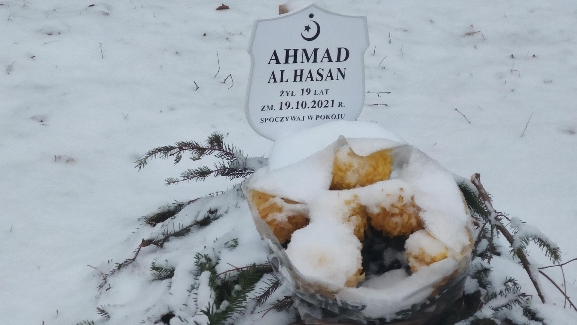 Ein von Schnee bedecktes Grab mit Namenstafel, die an einen an der Grenze zwischen Polen und Belarus gestorbenen Geflüchteten erinnert. Ein von Schnee bedecktes Grab mit Namenstafel, die an einen an der Grenze zwischen Polen und Belarus gestorbenen Geflüchteten erinnert.