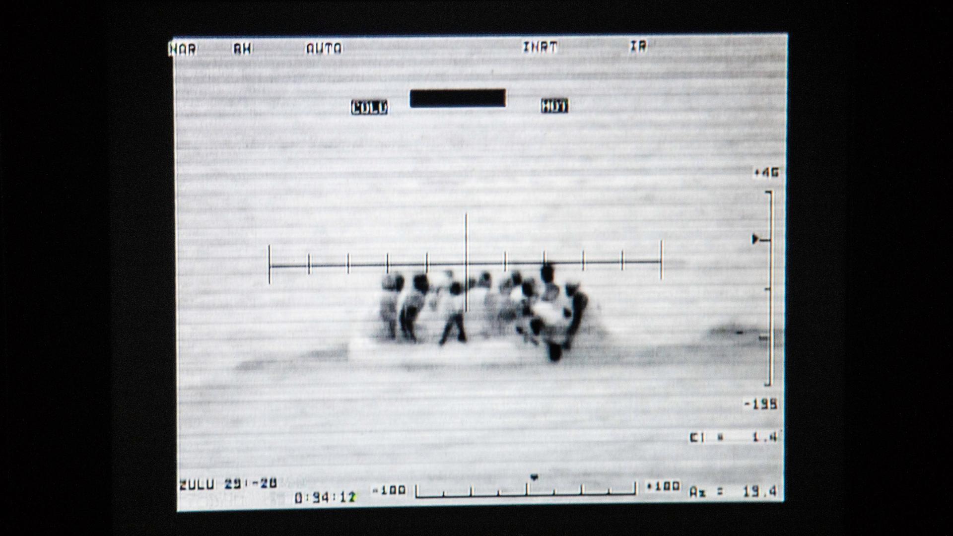 Flüchtlinge auf einem Boot im Mittelmeer, aus der Sicht einer Überwachungskamera. Flüchtlinge auf einem Boot im Mittelmeer, aus der Sicht einer Überwachungskamera.