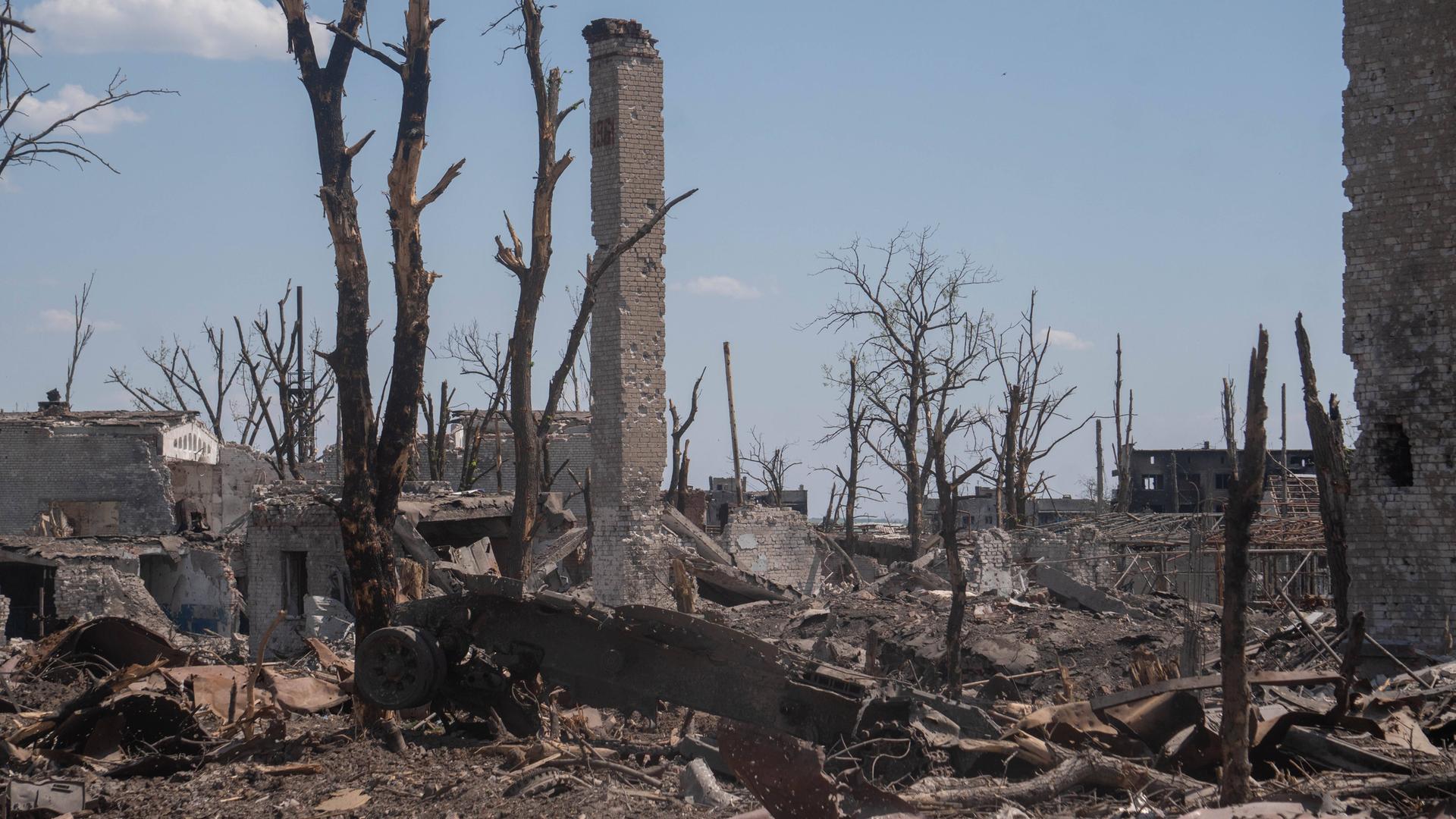Ein Blick über das völlig zerstörte Bachmut im Osten der Ukraine