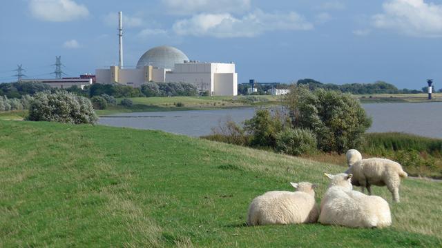 Blick auf das Atomkraftwerk Brokdorf Kreis Steinburg an der Elbe. Es wurde 1986 durch die damaligen Eigentümer PreussenElektra und HEW in Betrieb genommen. Inzwischen gehört es der PreussenElektra GmbH und Vattenfall. Laut Atomausstieg muss es bis Ende 2021 abgeschaltet werden. Blick auf das Atomkraftwerk Brokdorf Kreis Steinburg an der Elbe. Es wurde 1986 durch die damaligen Eigentümer PreussenElektra und HEW in Betrieb genommen. Inzwischen gehört es der PreussenElektra GmbH und Vattenfall. Laut Atomausstieg muss es bis Ende 2021 abgeschaltet werden.