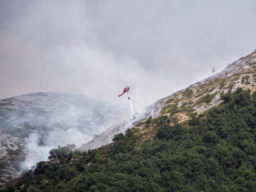 August 10, 2022, Boca de HuÃÆrgano, Leon, Spain: A firefighting helicopter drops water on a large wildfire in Boca de Hu