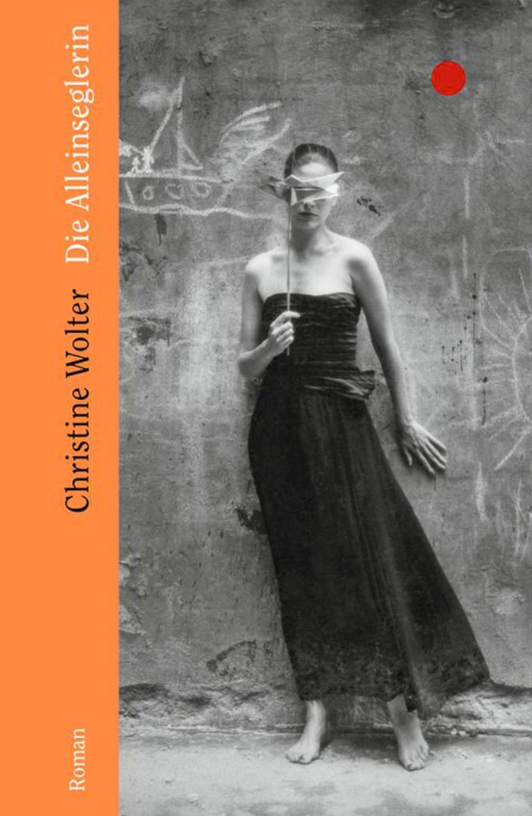 Das Cover vo "Die Alleinseglerin" zeigt eine Frau mit einem schwarzen, schulterfreiem Kleid, welche sich mit einer Maske das Gesicht bedeckt. Das Cover vo "Die Alleinseglerin" zeigt eine Frau mit einem schwarzen, schulterfreiem Kleid, welche sich mit einer Maske das Gesicht bedeckt.