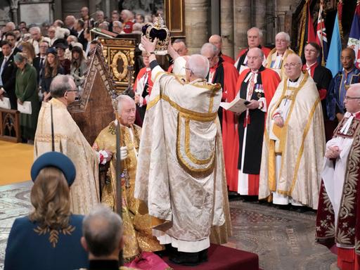 König Charles wird die Edwardskrone aufgesetzt. 